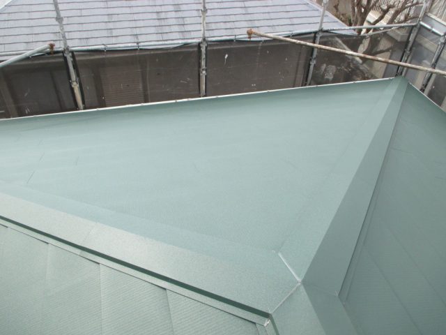 明石市の棟板金が設置されたガルバリウムの屋根